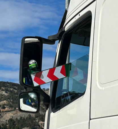 Balise V16 obligatoire 2026 triangles est géolocalisé et homologué.